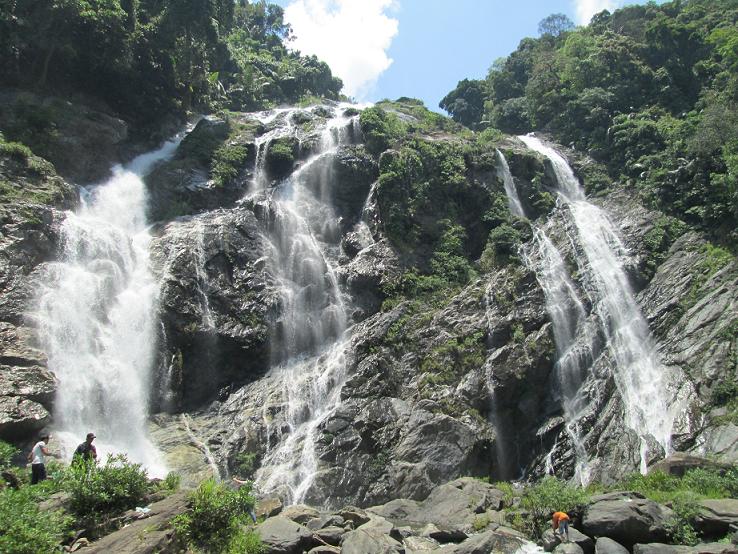 Dưới chân thác có hồ nước sâu tự nhiên rộng hàng trăm mét vuông, xanh biếc và mát lạnh