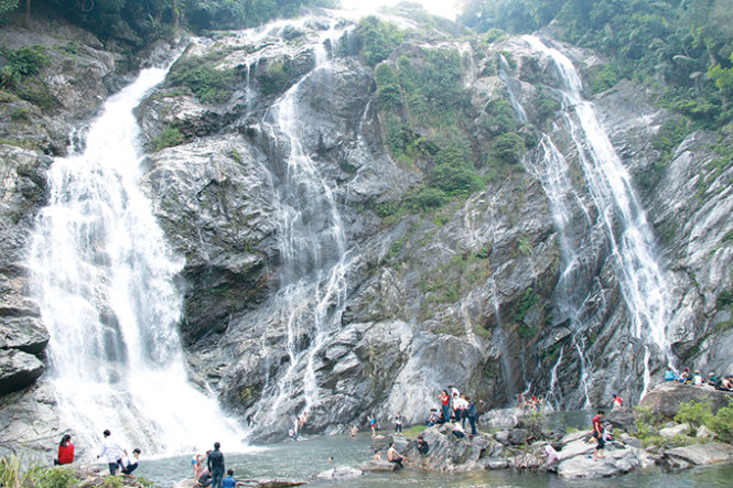 Vẻ đẹp hùng vĩ Thác Trắng tỉnh Quảng Ngãi.